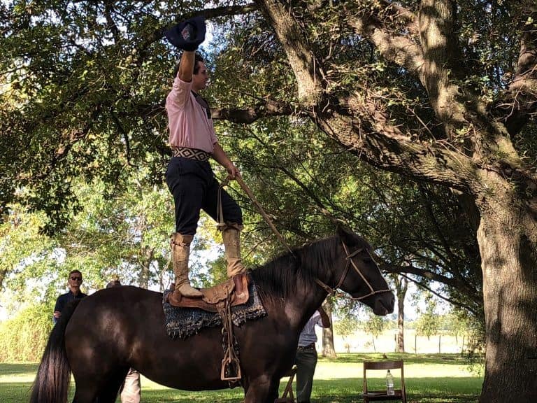 Comida en un rancho y bailes