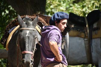 Montando a caballo en un rancho llamado El Ombu