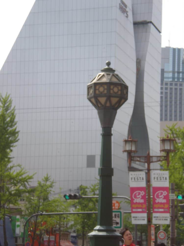 Giappone, Osaka – lampione e palazzo, aprile 2013 (Osaka)