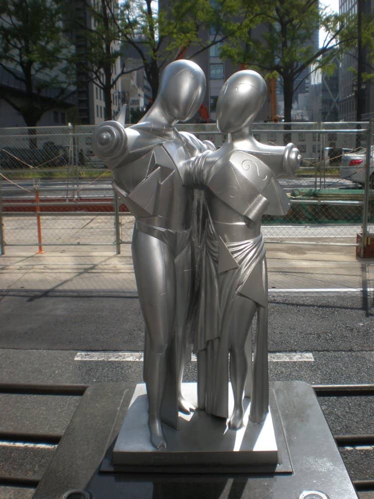 日本、大阪－ジョルジョ・デ・キリコによって作られた像ー-2013年4月 (大阪)