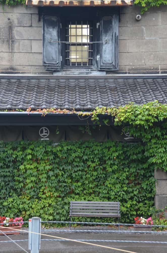 Giappone, Otaru – panchina e finestra, set. 2014 (Otaru)