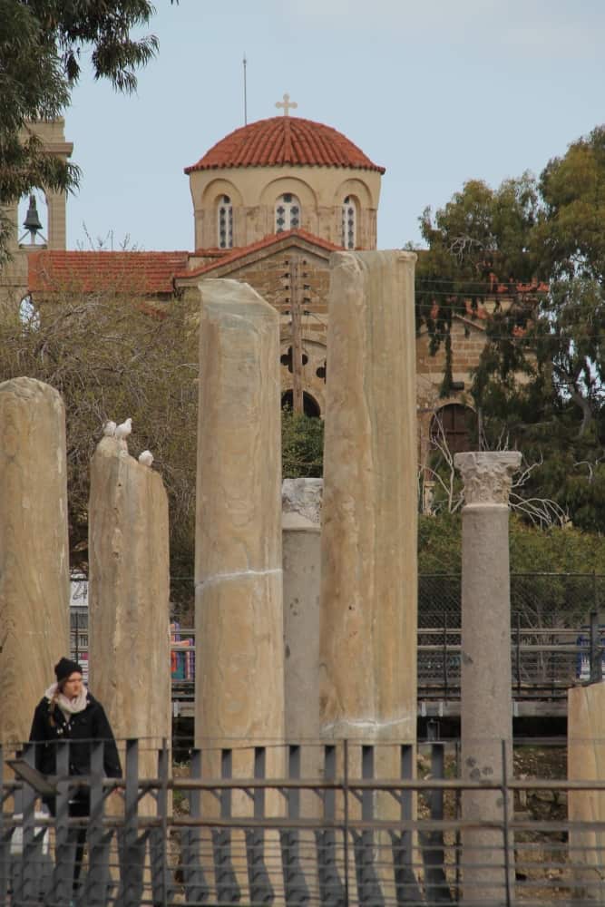 Paphos – colonne e chiesa, Mar.2015 (Paphos)