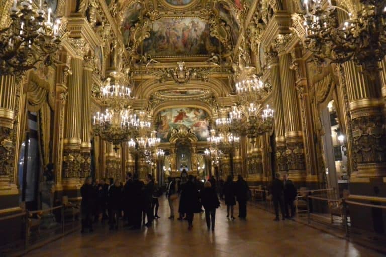 Palais Garnier – people in the Grand Foyer, Mar.2015 (París)