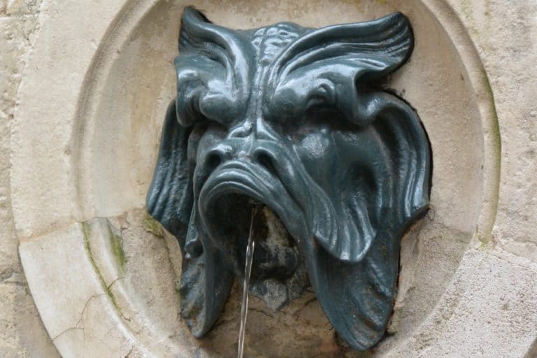 in the town – fountain, Mar. 2015 (París)