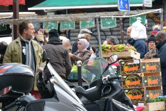 フランス　パリ　マルシェ・アリーグルで買い物する人々