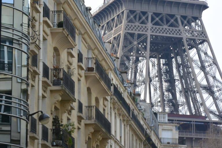 Eiffel Tower and vicinity – houses and tower, Mar.2015 (París)