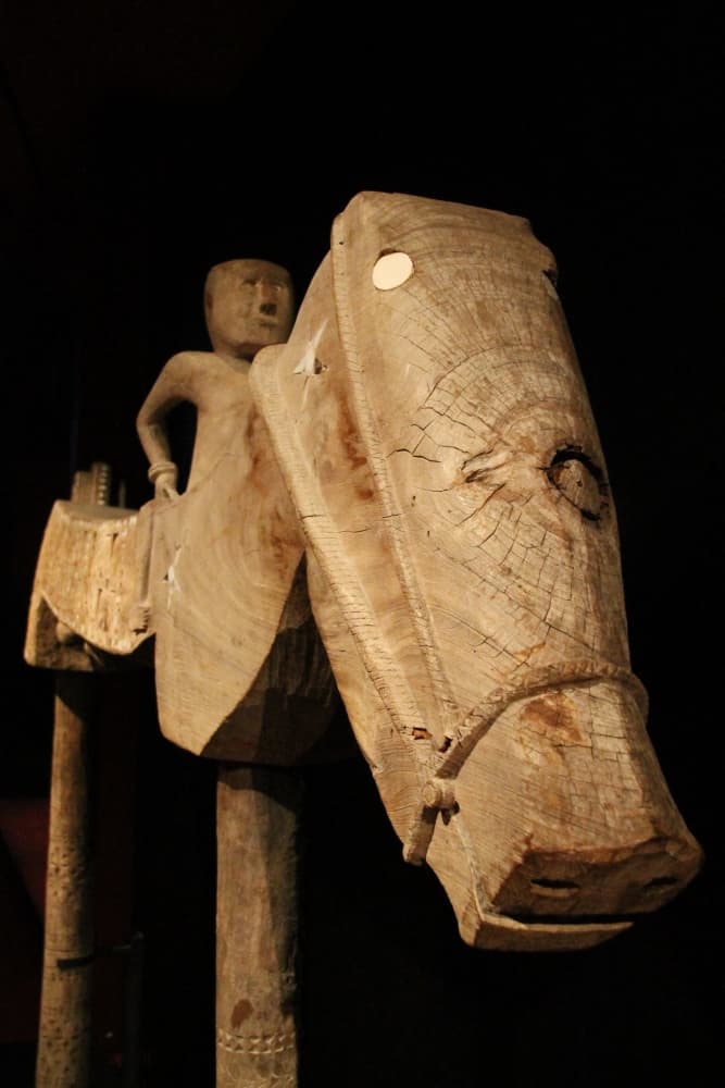 Quai Branly – horse, Mar.2015 (París)