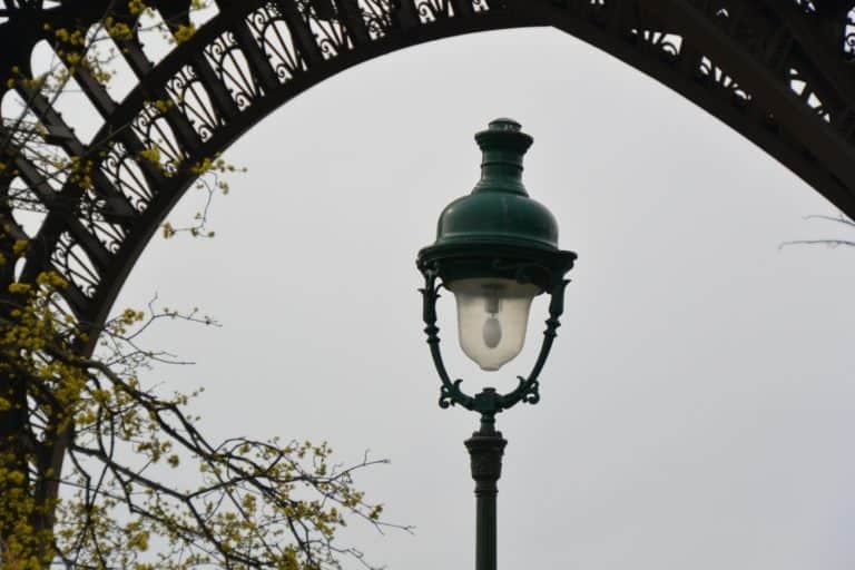 Eiffel Tower and vicinity – lamp, Mar.2015 (París)