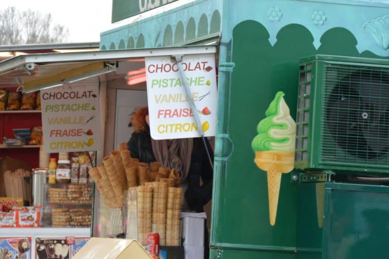 Eiffel Tower and vicinity – ice cream stall, Mar.2015 (París)
