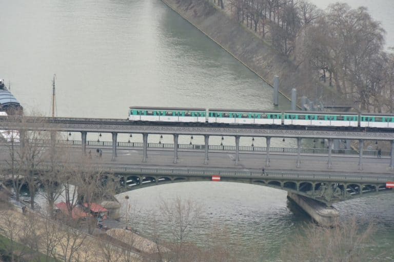 Eiffel Tower and vicinity – train, Mar.2015 (París)