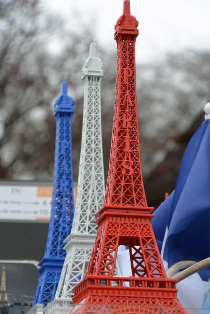 Eiffel Tower and vicinity – tricolore, Mar.2015 (París)