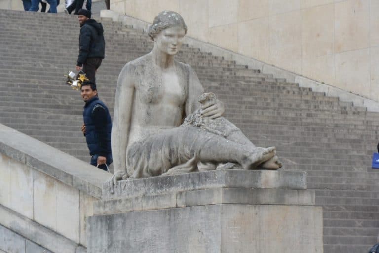 Eiffel Tower and vicinity – statue and staircase, Mar.2015 (París)