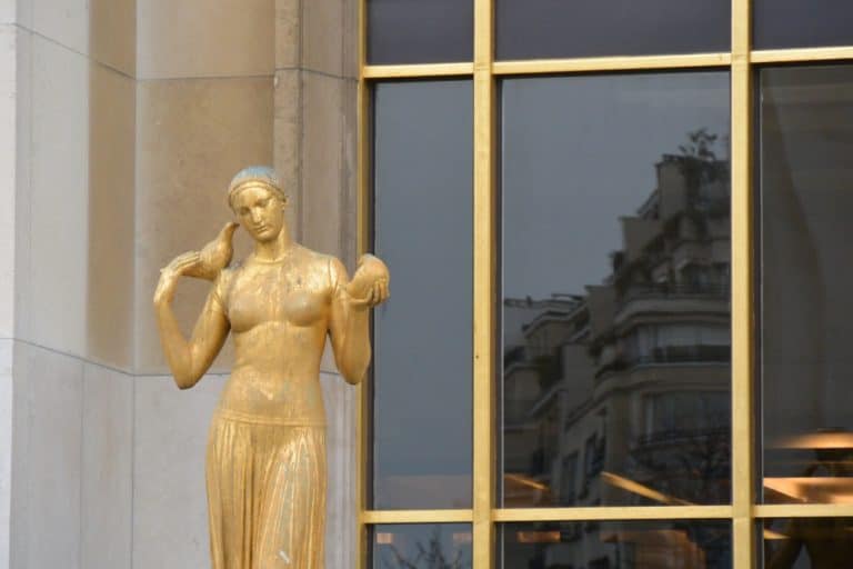 Eiffel Tower and vicinity – statue and window, Mar.2015 (París)