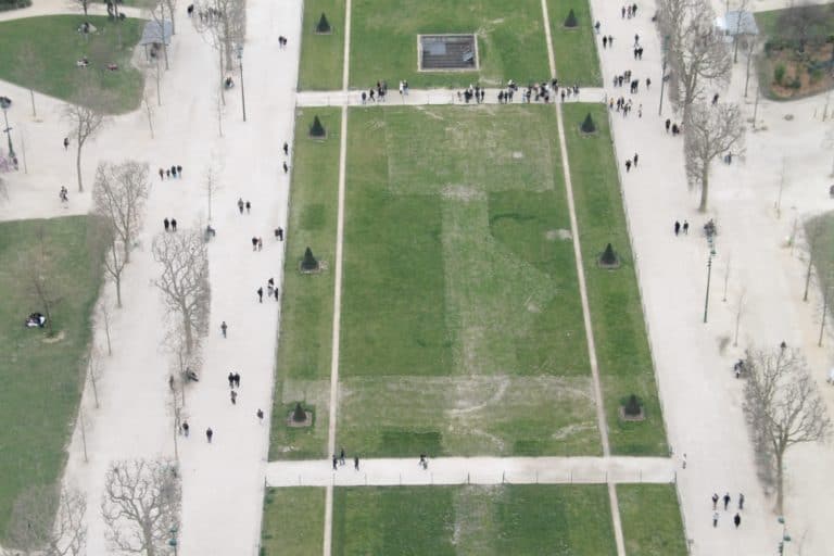 Eiffel Tower and vicinity – black dots are people, Mar.2015 (París)