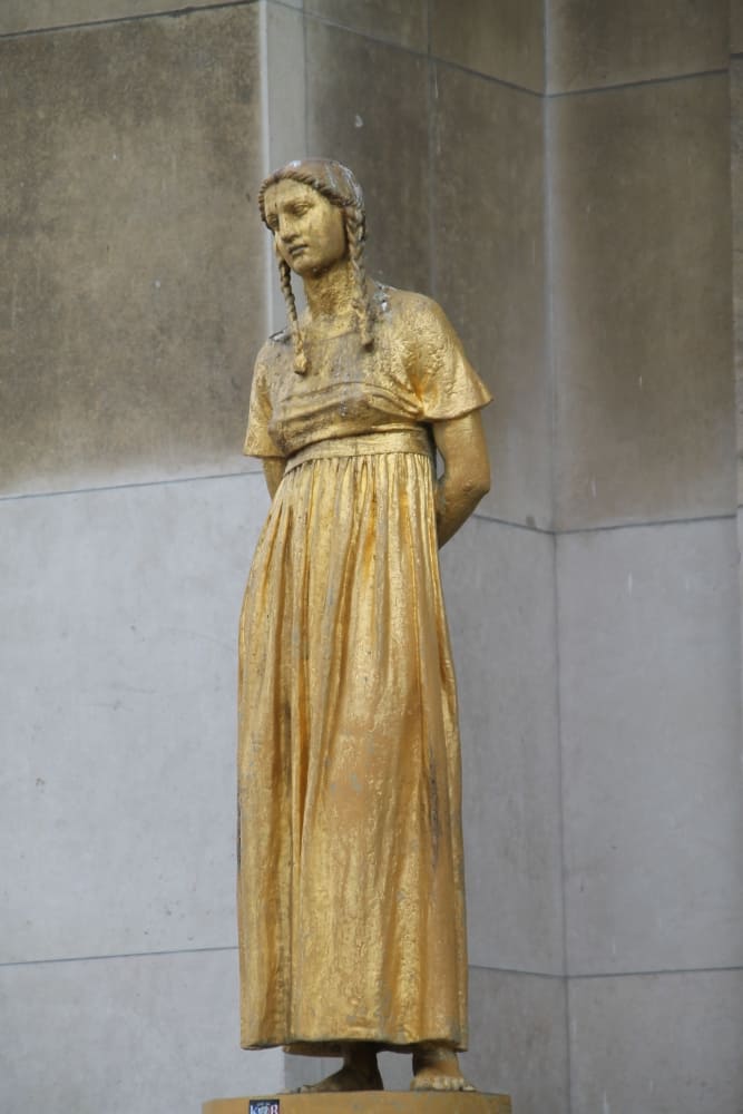 Eiffel Tower and vicinity – statue of woman, Mar.2015 (París)