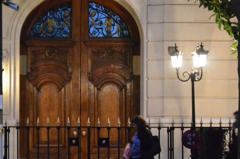 Avenue Montaigne – door and lamp, Mar.2015 (París)