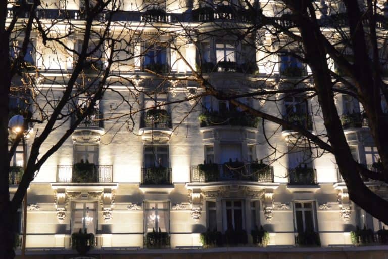 Avenue Montaigne – house with lights, Mar.2015 (París)