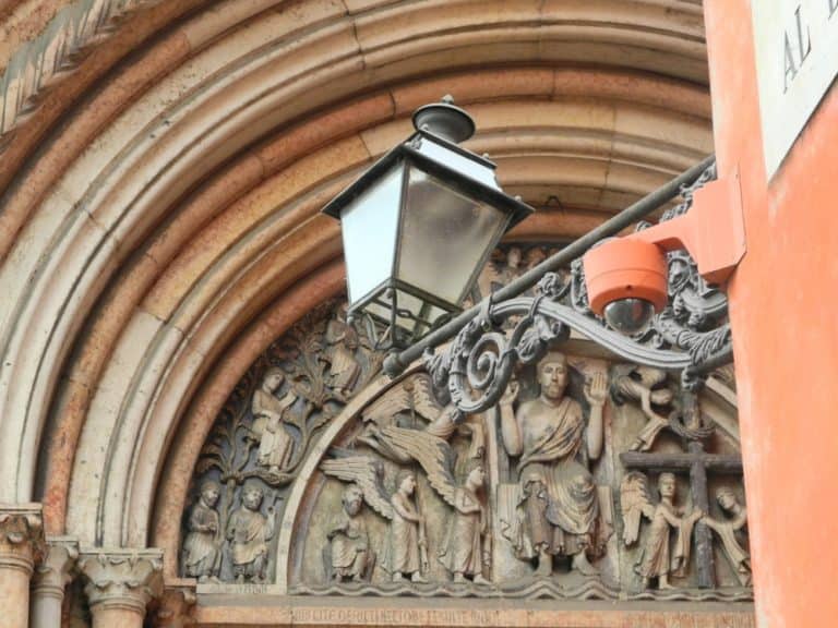 Parma – cathedral, detail of baptistery and lamp, Mar.2016 (Emilia-Romaña)