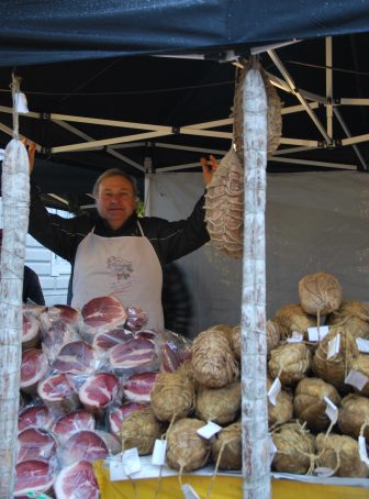 Un venditore al mercato all'aperto di Parma