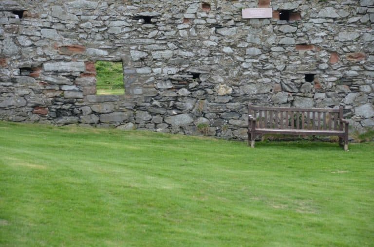 Isle of Man, Peel – wall and bench, May, 2014 (Isla de Man)