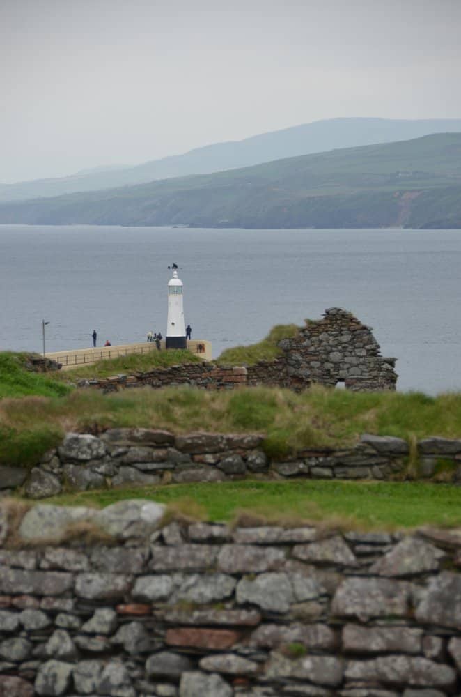 Isle of Man, Peel – hill, lighthouse and fence, May, 2014 (Isla de Man)