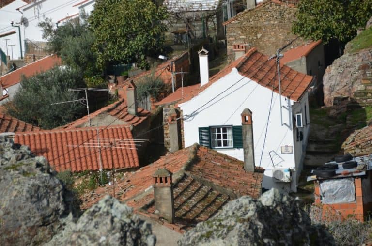Portugal, Penha Garcia – white wall, Nov.2014 (Monsanto)