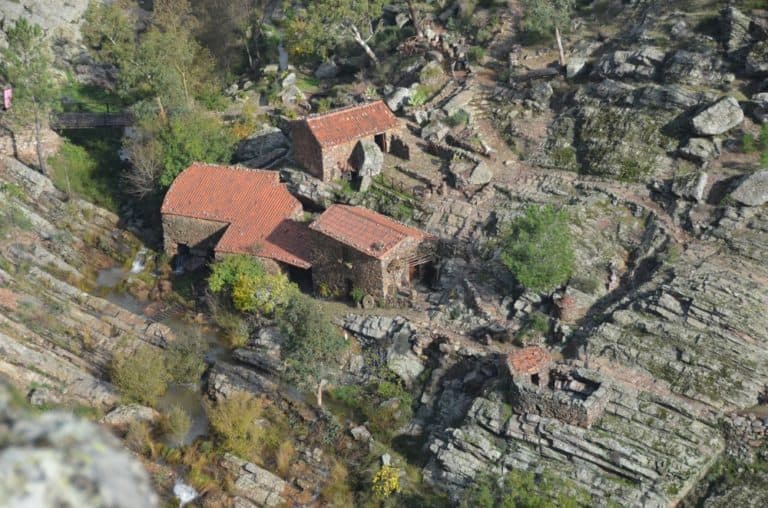 Portugal, Penha Garcia – houses among rocks, Nov.2014 (Monsanto)