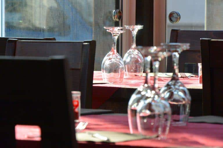 ポルト・チェザレオ、Almanegra restaurant－テーブルの上のグラス 2017年10月 (プーリア州)