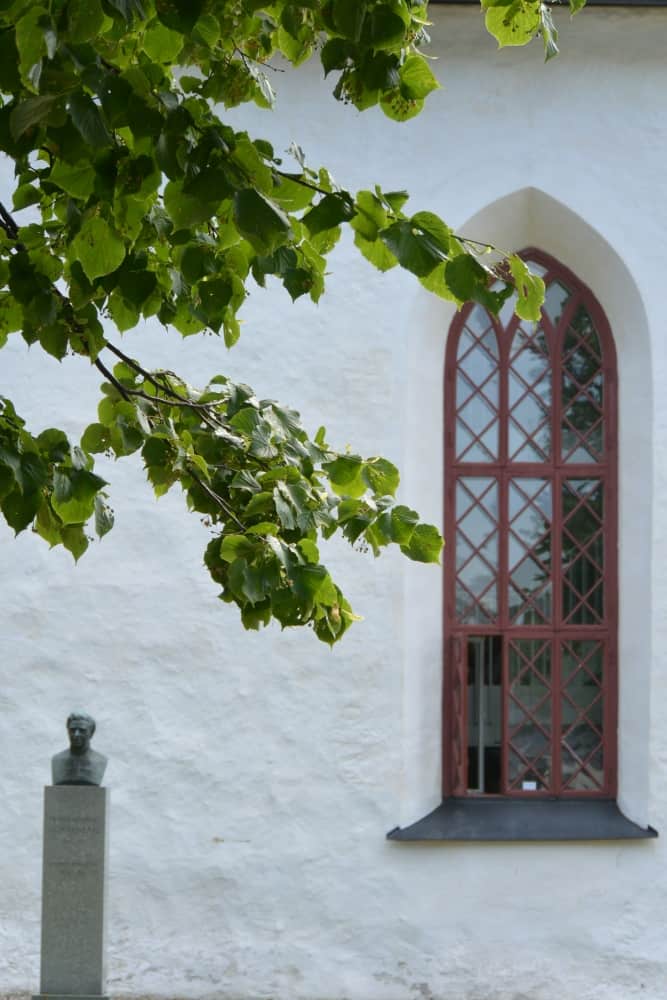 old town – window and statue, Aug.2015 (Porvoo)