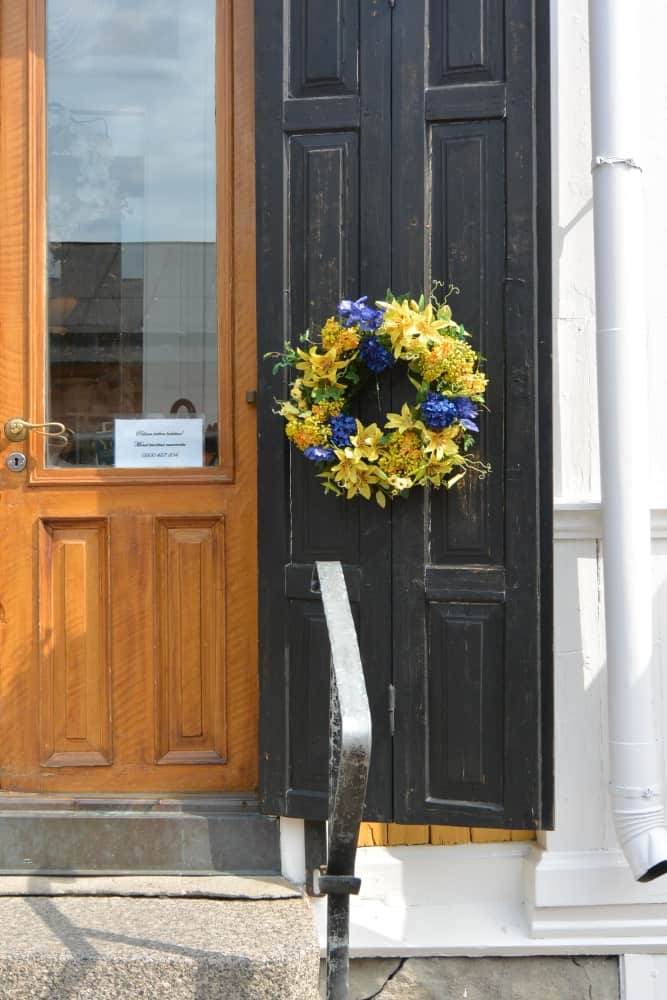 old town – door with the wreath, Aug.2015 (Porvoo)