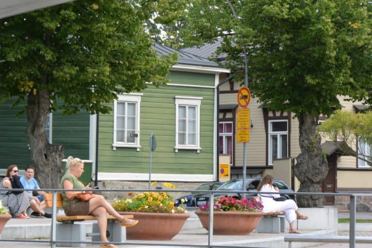 old town – people on benches, Aug.2015 (Porvoo)