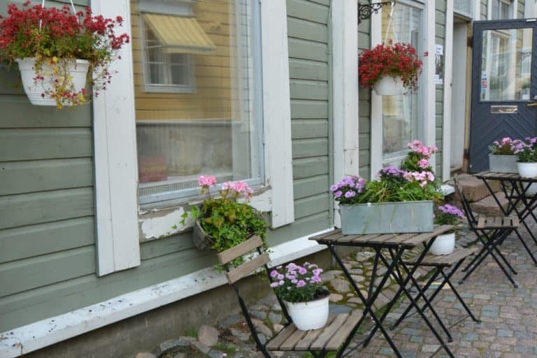 old town – flowers and chairs, Aug.2015 (Porvoo)