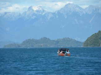 Giro turistico in barca sul lago