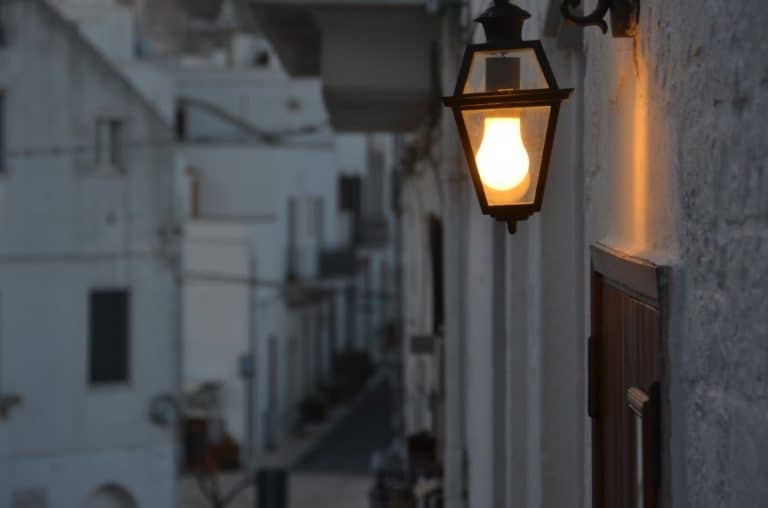 イタリア、アルベロベッロ－夕方 2013年3月 (プーリア州)