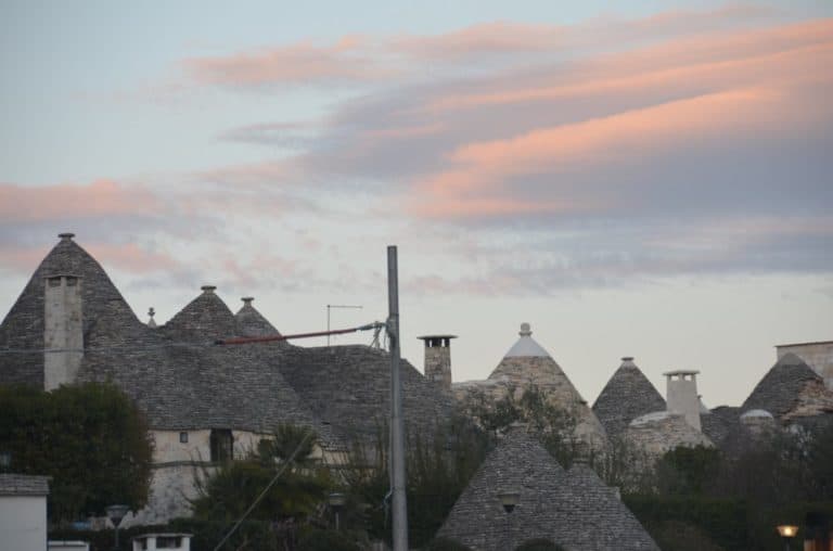 イタリア、アルベロベッロ－夕焼け 2013年3月 (プーリア州)