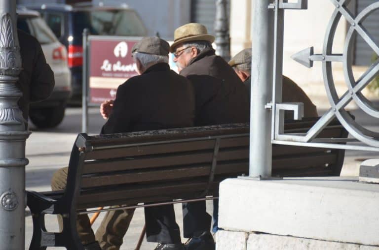 イタリア、アルベロベッロ－老人達の後姿 2013年3月 (プーリア州)