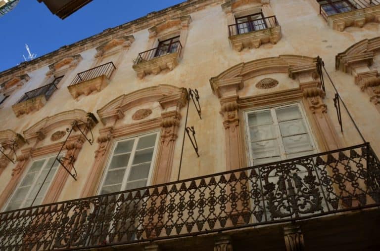 イタリア、ガリポリ－立派な建物 2013年4月 (プーリア州)