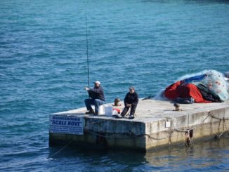 Italia, costa pugliese – rocce e mare, aprile 2013