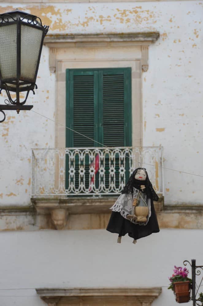 イタリア、ロコロトンド－窓、街灯、人形 2013年3月 (プーリア州)