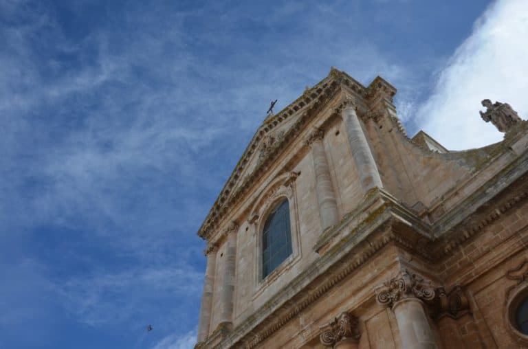 イタリア、ロコロトンド－教会と青空 2013年3月 (プーリア州)