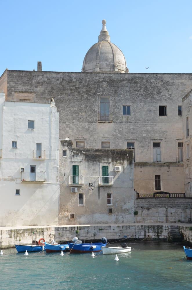 イタリア、モノポリ－ボートと建物 2013年4月 (プーリア州)