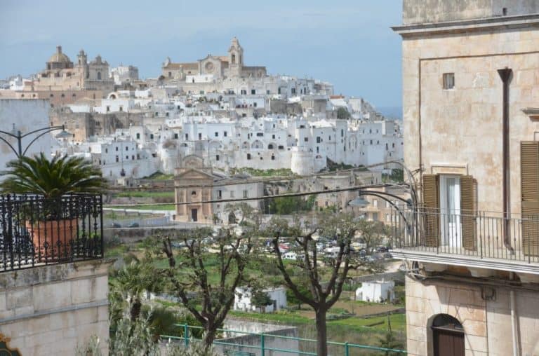 イタリア、オストゥーニ－窓からの眺め 2013年3月 (プーリア州)