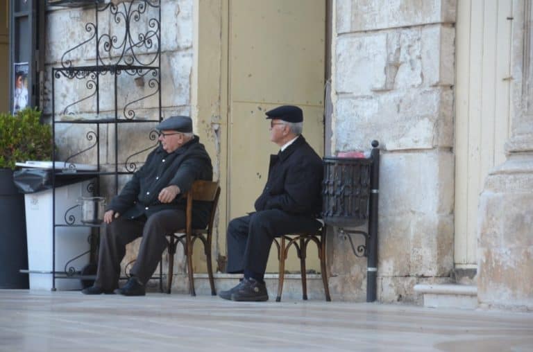 イタリア、オストゥーニ－爺さん達 2013年3月 (プーリア州)