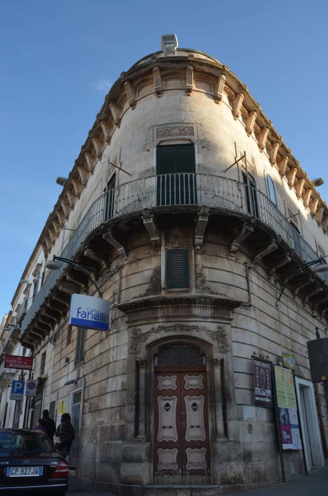 イタリア、オストゥーニ－建物 2013年3月 (プーリア州)