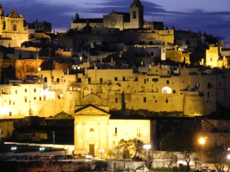 イタリア、オストゥーニ－夕方 2013年3月 (プーリア州)