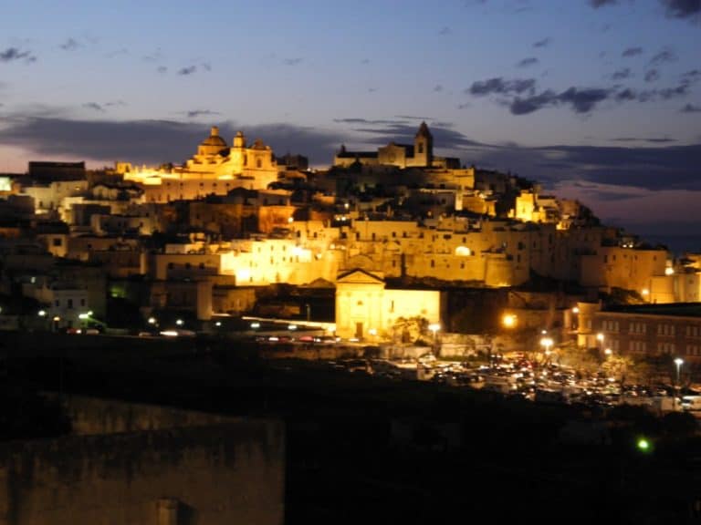 イタリア、オストゥーニ－夕方の風景 2013年3月 (プーリア州)