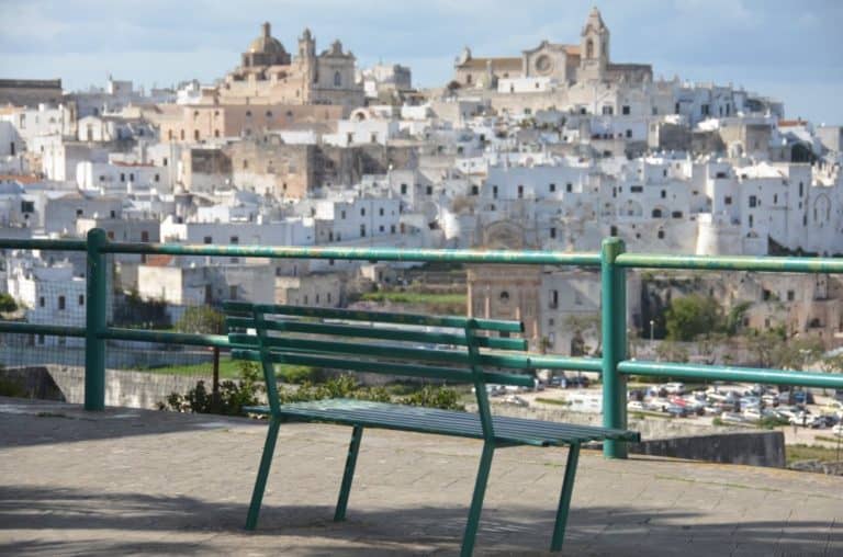 イタリア、オストゥーニ－ベンチ 2013年3月 (プーリア州)