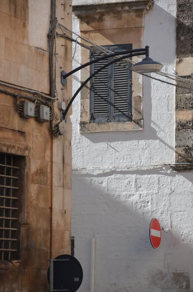 イタリア、オストゥーニ－街角 2013年3月 (プーリア州)