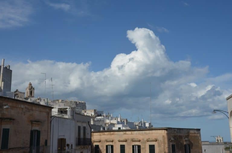 イタリア、オストゥーニ－雲 2013年3月 (プーリア州)