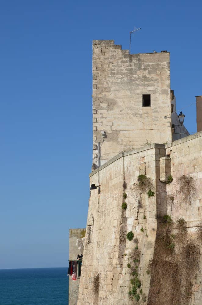 イタリア、ポリニャーノ・ア・マーレ－高い建物 2013年4月 (プーリア州)